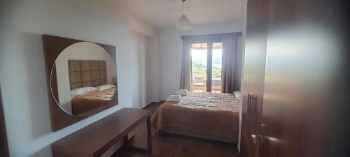 een slaapkamer met 2 bedden en een spiegel bij Villa Molivos Castle in Mithimna