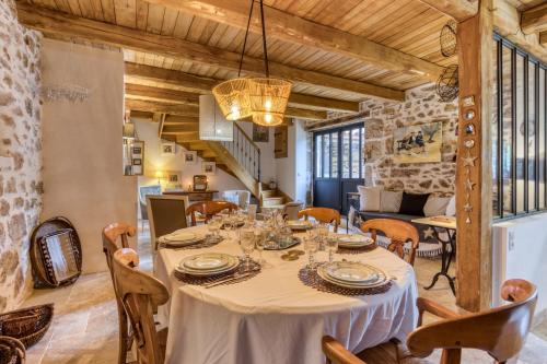 une salle à manger avec une table et des chaises dans l'établissement La Remise du Bousquet de la Balme, à La Tour-sur-Orb