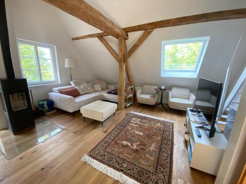 a living room with a couch and a tv at Ferienwohnung Hohenheide in Warendorf