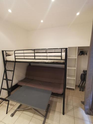 Ce lit superposé se trouve dans une chambre située à côté d'un mur. dans l'établissement Studio Cannes centre, à Cannes