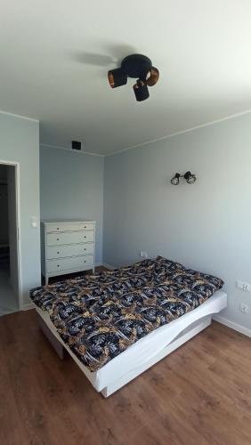 Posteľ alebo postele v izbe v ubytovaní APARTAMENT PRZYSTAŃ