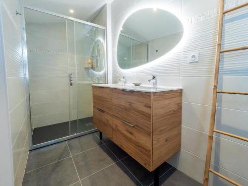 une salle de bain avec un lavabo et une douche dans l'établissement Magnifique loft au coeur de Saint Gilles 5 pers, à Saint-Gilles-Croix-de-Vie