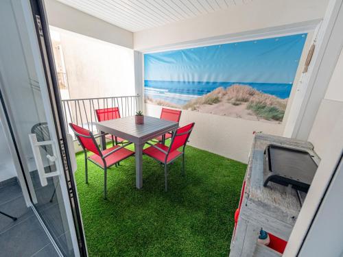 d'une table et de chaises sur un balcon avec vue sur l'océan. dans l'établissement Magnifique loft au coeur de Saint Gilles 5 pers, à Saint-Gilles-Croix-de-Vie