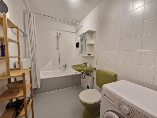 baño con aseo verde y lavamanos en Große Terrasse, Netflix, 5min zum Skilift, 6 Personen, Waldnah, en Schonach