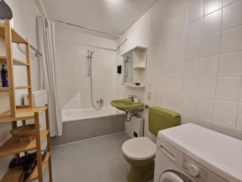 a bathroom with a green toilet and a sink at Große Terrasse, Netflix, 5min zum Skilift, 6 Personen, Waldnah, in Schonach