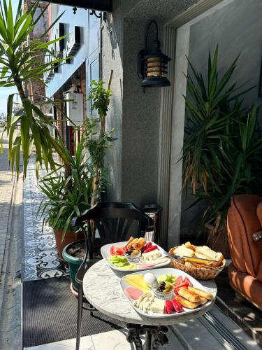 stół z dwoma talerzami jedzenia w obiekcie AVRASYAQUEEN HOTEL w Stambule
