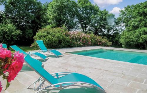 - un groupe de chaises longues bleues à côté de la piscine dans l'établissement Awesome Home In Souvigne, à Souvigné