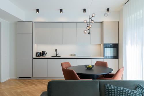 O bucătărie sau chicinetă la Seafront Apartment