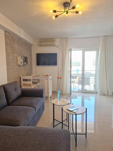 Μια τηλεόραση ή/και κέντρο ψυχαγωγίας στο Apartments Silva with a view of sea