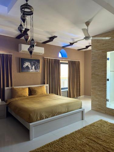 um quarto com uma cama grande num quarto em Valley Guest Home em Nizwa