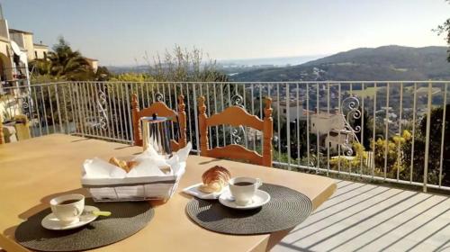stolik z dwoma filiżankami kawy na balkonie w obiekcie Hauzify I Casa Vistamar w mieście Calonge