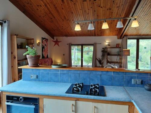 SougraigneにあるBright loft with mountain and nature viewのキッチン(青いカウンタートップ、コンロ付)