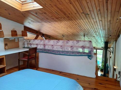 SougraigneにあるBright loft with mountain and nature viewの部屋にベッドと机がある寝室