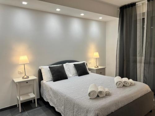 1 dormitorio con 1 cama con toallas en Peonia and Mughetto apartments in the Langhe, en Albaretto Della Torre 