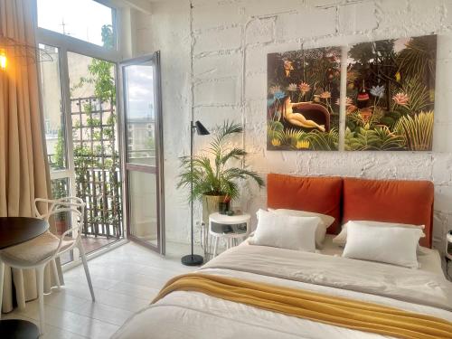 um quarto com uma cama e um quadro na parede em Apartament I LOVE PIOTRKOWSKA z wielkim lustrem, balkonem i klimatyzacją em Lódź