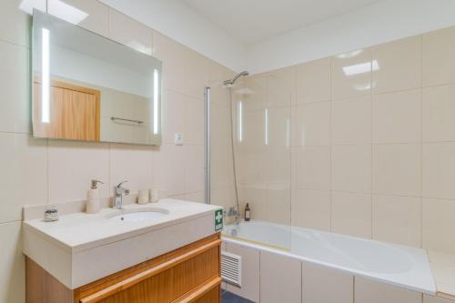 La salle de bains est pourvue d'un lavabo, d'un miroir et d'une baignoire. dans l'établissement Casa Morena by Atlantic Holiday, à Santa Cruz
