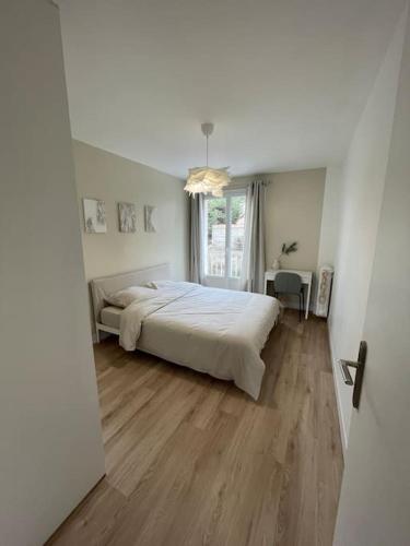- une chambre avec un grand lit et une fenêtre dans l'établissement Spacieux Appartement Familial *10mn saint Charles*, à Marseille