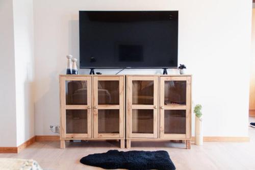 - un centre de divertissement en bois avec une télévision à écran plat dans l'établissement 1 BR apartment for 4 guests in Tórshavn, à Tórshavn