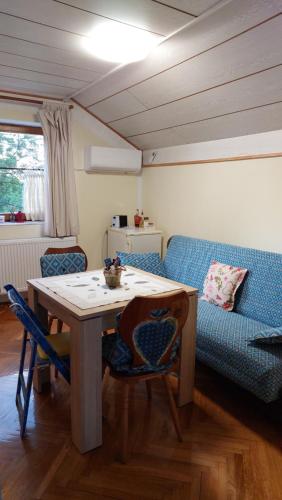 uma sala de estar com uma mesa e um sofá em Аpartman ELENA em Rakovac