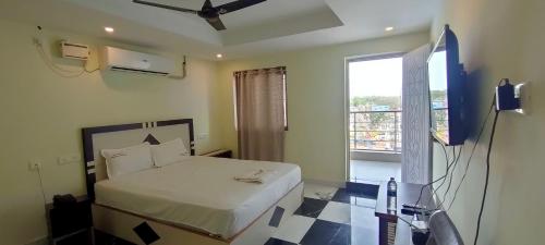 Posteľ alebo postele v izbe v ubytovaní Srirathna Temple View Inn