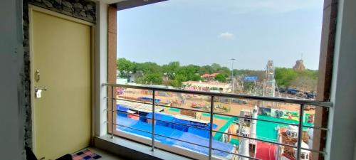 Výhľad na bazén v ubytovaní Srirathna Temple View Inn alebo v jeho blízkosti