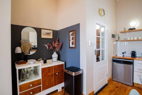 uma cozinha com uma parede azul e branca em Quirky 2 Bed Home Parking Wi-Fi Backup Power em Cidade do Cabo