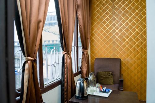 Příslušenství pro přípravu čaje a kávy v ubytování Hotel Siddhi Vinayak Regency, Mg Marg