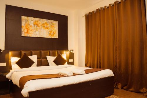 Postel nebo postele na pokoji v ubytování Hotel Siddhi Vinayak Regency, Mg Marg