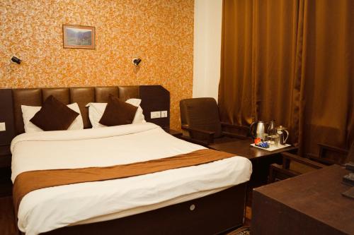 Postel nebo postele na pokoji v ubytování Hotel Siddhi Vinayak Regency, Mg Marg