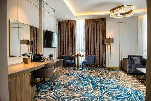 una camera d'albergo con una hall con tavolo e sedie di InterContinental Baku, an IHG Hotel a Baku