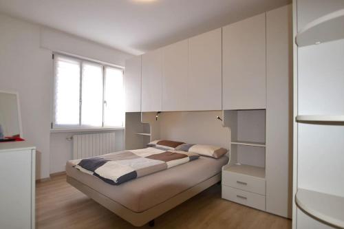 a bedroom with a large bed with white cabinets at Casa Jordan - Your Home Everywhere - Pordenone in Pordenone