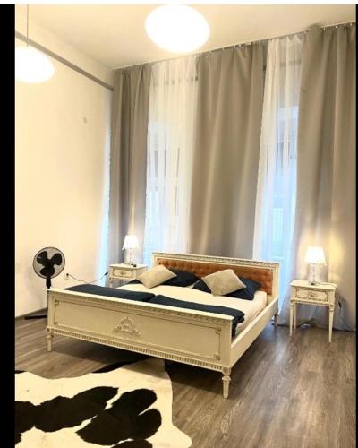 Een bed of bedden in een kamer bij Panska business housing