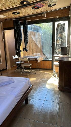 een slaapkamer met een bed en een tafel en een podium bij Maya Roma in Rome
