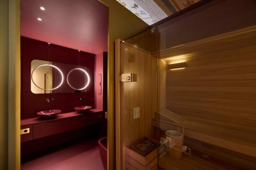 a bathroom with two sinks and a mirror at Gironda in Ravenna