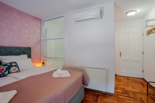 um quarto com uma cama com uma toalha em Vila Rosa em Vukovar