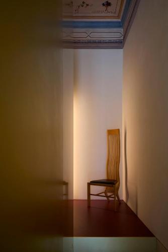 a chair sitting in the corner of a room at Gironda in Ravenna