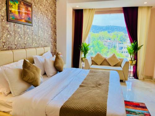 een slaapkamer met een groot bed en een groot raam bij Spring Sky - A Four Star Luxury Hotel in Rishīkesh