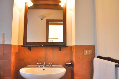 a bathroom with a sink and a mirror at Montecasciano - Ciclamino in Capranica