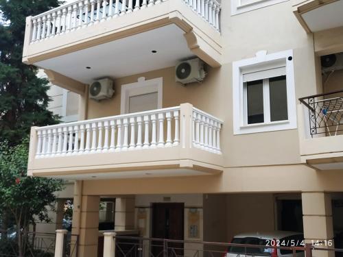 Μπαλκόνι ή βεράντα στο Μοντέρνο Δυάρι στο Κέντρο της Λάρισας