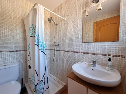 uma casa de banho com um lavatório, um WC e um espelho. em L' Escala Casa Mallols Xrm04 em L'Escala