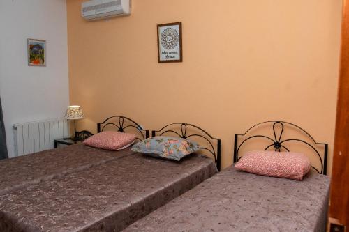 two beds sitting next to each other in a bedroom at DESiGN UNQUE appartement in Sousse