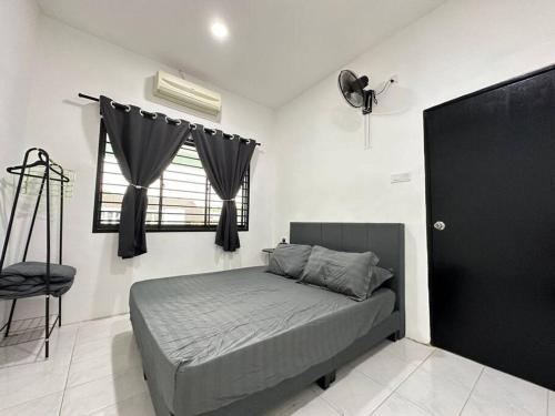 1 dormitorio con cama, ventana y silla en Home In Johor Bahru Near Sutera Mall, en Skudai
