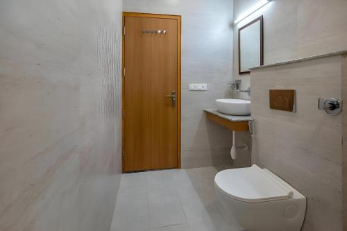 グルガオンにあるWandr Alcor - Sector 48のバスルーム(トイレ、洗面台付)