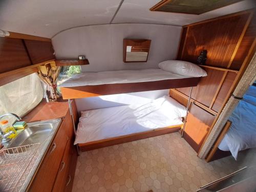 Ένα ή περισσότερα κρεβάτια σε δωμάτιο στο A Night at the Museum Vintage Glamping