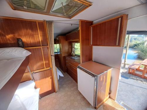 Η κουζίνα ή μικρή κουζίνα στο A Night at the Museum Vintage Glamping