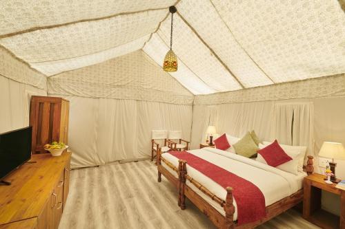 ジャイサルメールにあるHostel Desert camp Samのテント内のベッド1台が備わるベッドルーム1室