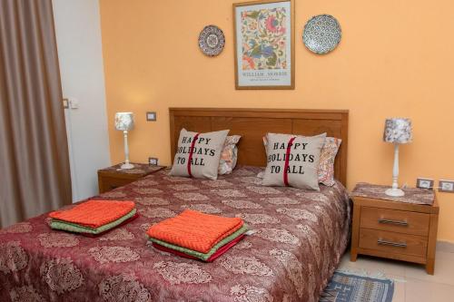 een slaapkamer met een bed met 2 kussens erop bij DESiGN UNQUE appartement in Sousse