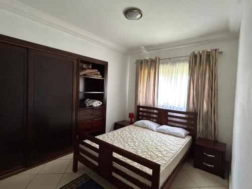 Ένα ή περισσότερα κρεβάτια σε δωμάτιο στο Luxurious 3-Bedroom Ground Floor Apartment with Pool View in Prestigious Villagio