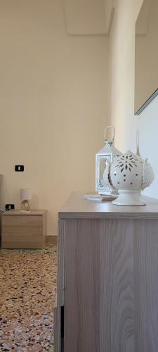 un jarrón sentado en una mesa en una habitación en Casa Nonno Luigi, en Montesano Salentino