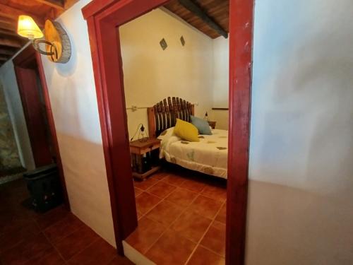 - une vue sur une chambre avec un lit et un miroir dans l'établissement La cuadra de Juan, à Icod de los Vinos